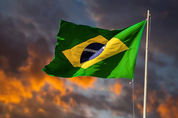 Bandeira Brasileira Voando Agitando Vento Bandeira Brasil Içada Com Céu — Fotografia de Stock