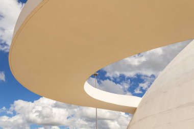 Bulutlu bir günde Ulusal Cumhuriyet Müzesi 'nin detayları. Mimar Oscar Niemeyer 'in bir çalışması.