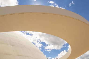 Bulutlu bir günde Ulusal Cumhuriyet Müzesi 'nin detayları. Mimar Oscar Niemeyer 'in bir çalışması.