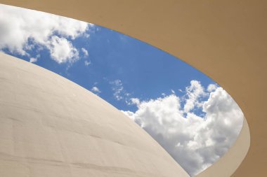 Bulutlu bir günde Ulusal Cumhuriyet Müzesi 'nin detayları. Mimar Oscar Niemeyer 'in bir çalışması.