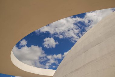 Bulutlu bir günde Ulusal Cumhuriyet Müzesi 'nin detayları. Mimar Oscar Niemeyer 'in bir çalışması.