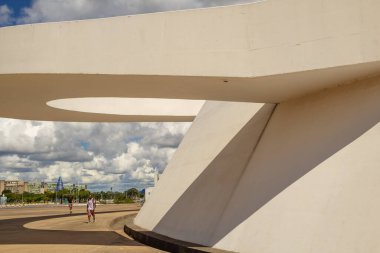 Bulutlu bir günde Ulusal Cumhuriyet Müzesi 'nin detayları. Mimar Oscar Niemeyer 'in bir çalışması.