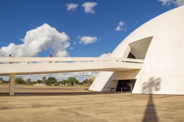 Bulutlu bir günde Ulusal Cumhuriyet Müzesi 'nin detayları. Mimar Oscar Niemeyer 'in bir çalışması.