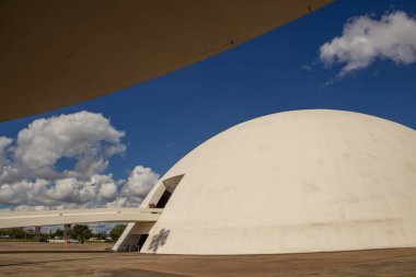Bulutlu bir günde Ulusal Cumhuriyet Müzesi. Mimar Oscar Niemeyer 'in bir çalışması.