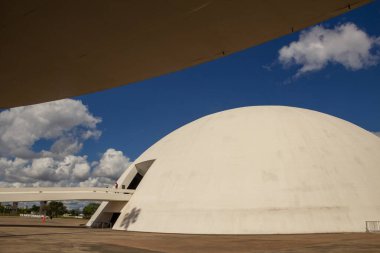 Bulutlu bir günde Ulusal Cumhuriyet Müzesi. Mimar Oscar Niemeyer 'in bir çalışması.