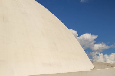 Bulutlu bir günde Ulusal Cumhuriyet Müzesi 'nin detayları. Mimar Oscar Niemeyer 'in bir çalışması.