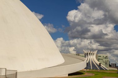 Bulutlu bir günde Ulusal Cumhuriyet Müzesi 'nin detayları. Mimar Oscar Niemeyer 'in bir çalışması.