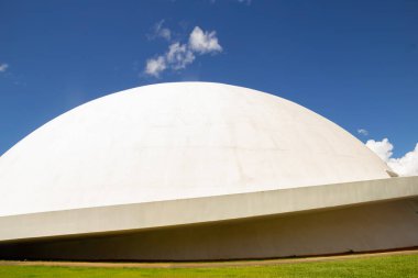 Bulutlu bir günde Ulusal Cumhuriyet Müzesi 'nin detayları. Mimar Oscar Niemeyer 'in bir çalışması.