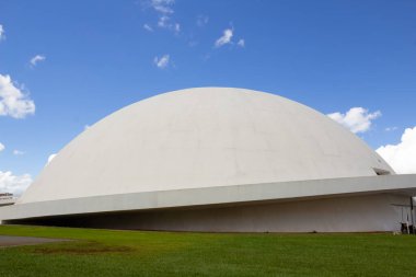 Bulutlu bir günde Ulusal Cumhuriyet Müzesi. Mimar Oscar Niemeyer 'in bir çalışması.
