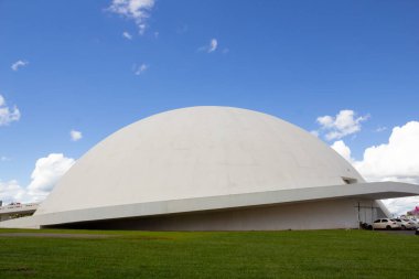 Bulutlu bir günde Ulusal Cumhuriyet Müzesi. Mimar Oscar Niemeyer 'in bir çalışması.