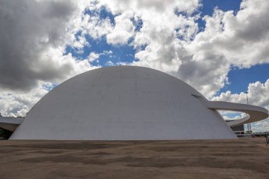 Bulutlu bir günde Ulusal Cumhuriyet Müzesi. Mimar Oscar Niemeyer 'in bir çalışması.