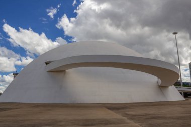 Bulutlu bir günde Ulusal Cumhuriyet Müzesi. Mimar Oscar Niemeyer 'in bir çalışması.