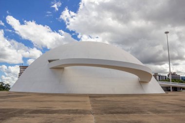Bulutlu bir günde Ulusal Cumhuriyet Müzesi. Mimar Oscar Niemeyer 'in bir çalışması.