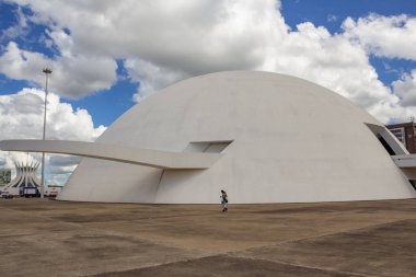 Bulutlu bir günde Ulusal Cumhuriyet Müzesi. Mimar Oscar Niemeyer 'in bir çalışması.