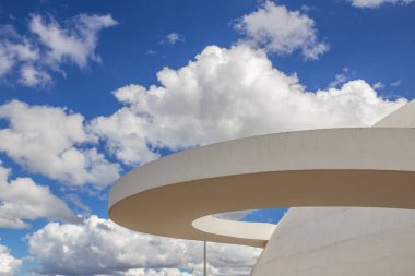 Bulutlu bir günde Ulusal Cumhuriyet Müzesi 'nin detayları. Mimar Oscar Niemeyer 'in bir çalışması.