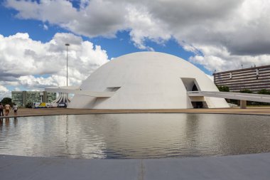 Bulutlu bir günde Ulusal Cumhuriyet Müzesi. Mimar Oscar Niemeyer 'in bir çalışması.