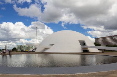 Bulutlu bir günde Ulusal Cumhuriyet Müzesi. Mimar Oscar Niemeyer 'in bir çalışması.