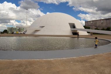 Bulutlu bir günde Ulusal Cumhuriyet Müzesi. Mimar Oscar Niemeyer 'in bir çalışması.