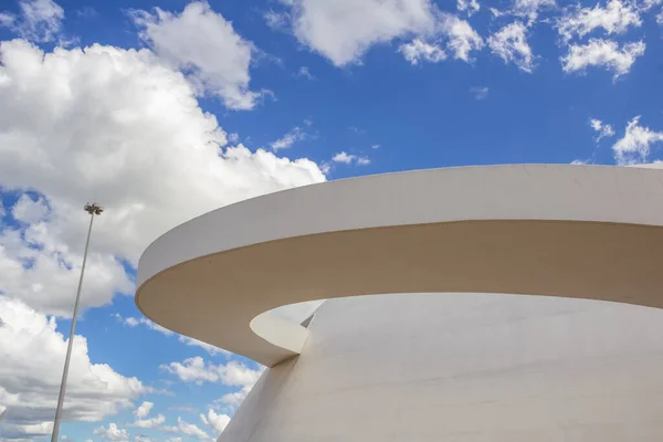 曇りの日に共和国国立博物館の詳細 建築家オスカー ニーマイヤーの作品 — ストック写真
