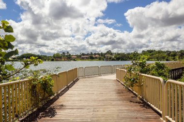 Parano Gölü üzerinde güzel bir iskele, bulutlu bir günde, Braslia şehrinde.