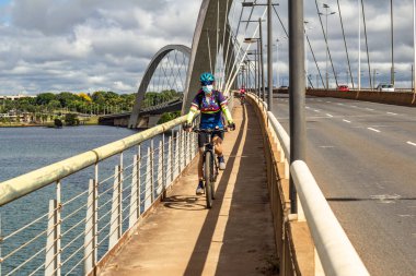 Braslia 'daki JK köprüsünden geçen iki bisikletçi.