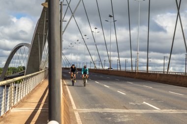 Braslia 'daki JK köprüsünden geçen iki bisikletçi.