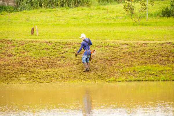Ein Arbeiter Der Rande Eines Sees Mit Entsprechender Ausrüstung Gras — Stockfoto