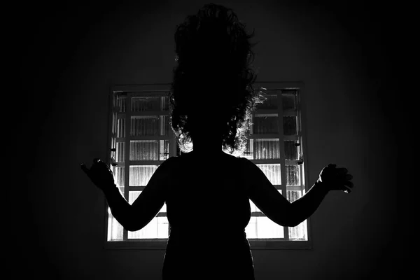 Sylwetka Kogoś Podświetlonego Przed Oknem Ciemnym Pokoju Czarno Biały Obraz — Zdjęcie stockowe