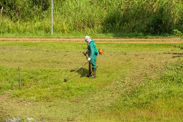 Ein Rathaus Profi Macht Rasenpflege Einem Öffentlichen Park Rasenschnitt — Stockfoto