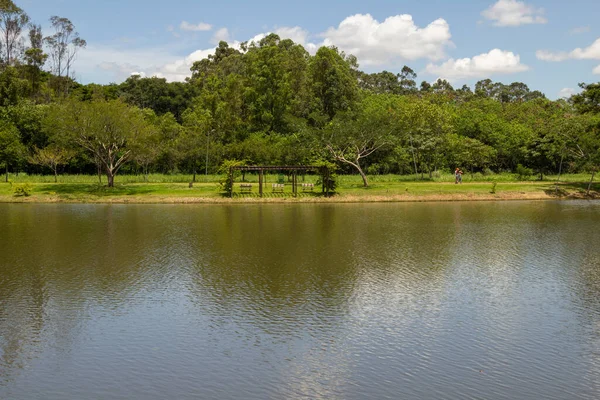 고이아니아 나무가 우거진 호수의 Leolidio Ramos Caiado Park — 스톡 사진