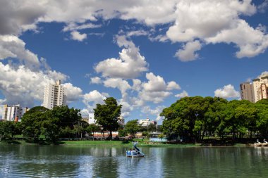 Goiania şehrinde halka açık bir parktaki göl manzarası. Gül Gölü. Ailelerin dinlenip piknik yaptığı yer..