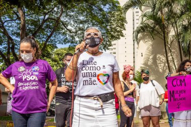 Uluslararası Kadınlar Günü protestosu sırasında mikrofona konuşan bir kadın..