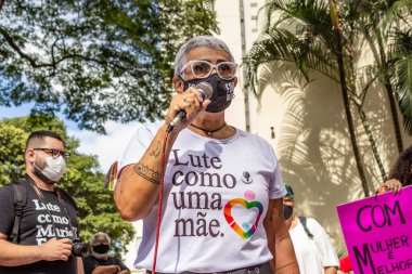 Uluslararası Kadınlar Günü protestosu sırasında mikrofona konuşan bir kadın..