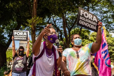 Uluslararası Kadınlar Günü protestosu sırasında mikrofona konuşan bir kadın..