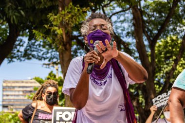 Uluslararası Kadınlar Günü protestosu sırasında mikrofona konuşan bir kadın..