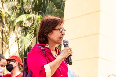 Uluslararası Kadınlar Günü protestosu sırasında mikrofona konuşan bir kadın..