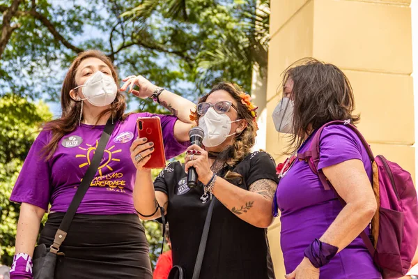 Egy Mikrofonba Beszél Nemzetközi Nőnapon Tartott Tüntetés Alatt — Stock Fotó