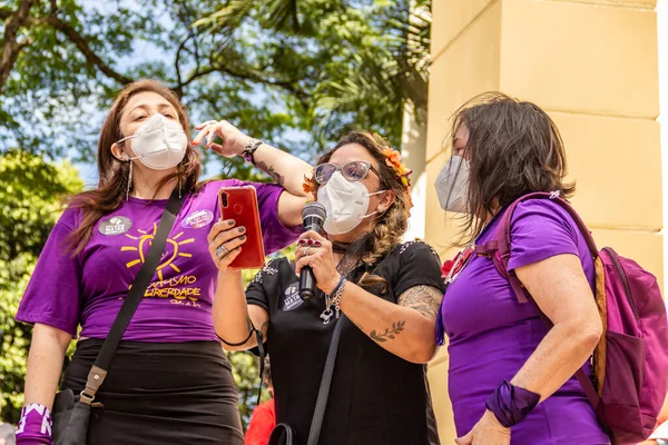 Uma Mulher Falando Microfone Durante Protesto Dia Internacional Mulher — Fotografia de Stock