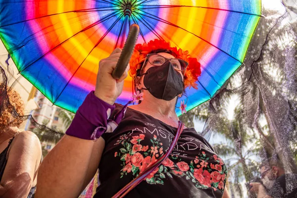 Koruyucu Maske Takan Elinde Gökkuşağı Renkli Bir Şemsiye Tutan Bir — Stok fotoğraf