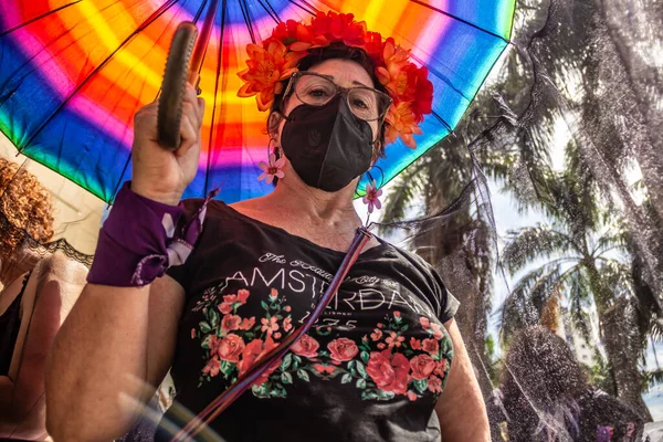 Uma Mulher Usando Uma Máscara Protetora Segurando Guarda Chuva Cor — Fotografia de Stock