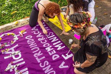  Bazı kadınlar poster yapıyor. Fotoğraf Goiania 'da bir kadın günü protestosu sırasında çekildi..