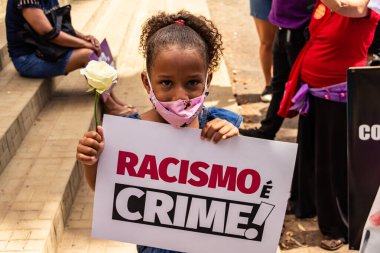 Beyaz bir gül tutan siyah bir kız ve üzerinde 