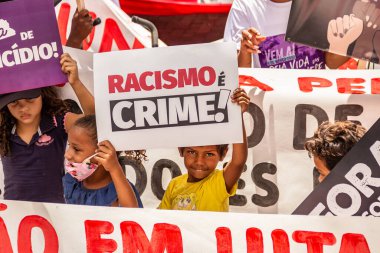 Bazı çocuklar pankart ve pankart taşıyor. Fotoğraf Goiania 'da bir kadın günü protestosu sırasında çekildi..