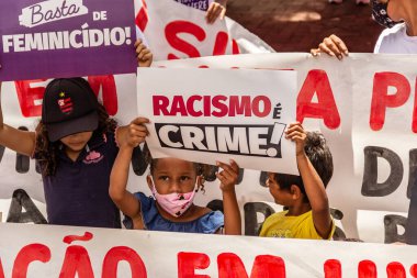 Bazı çocuklar pankart ve pankart taşıyor. Fotoğraf Goiania 'da bir kadın günü protestosu sırasında çekildi..