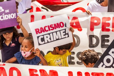 Bazı çocuklar pankart ve pankart taşıyor. Fotoğraf Goiania 'da bir kadın günü protestosu sırasında çekildi..