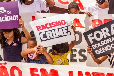 Bazı çocuklar pankart ve pankart taşıyor. Fotoğraf Goiania 'da bir kadın günü protestosu sırasında çekildi..