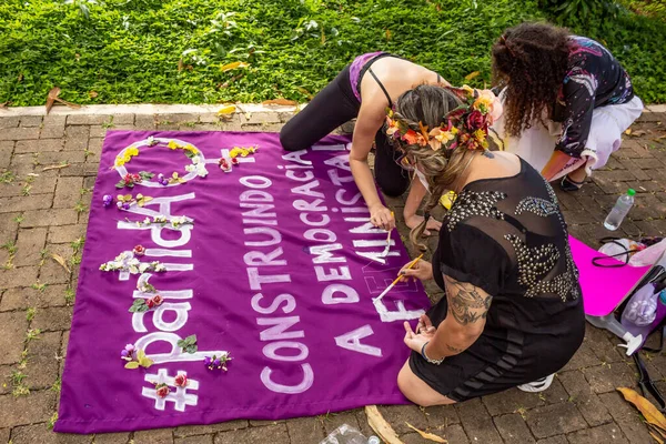 有些女人在做海报照片来自Goiania的妇女日抗议活动 — 图库照片