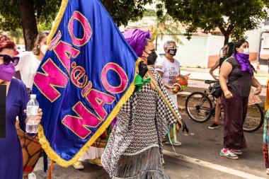 Büyük bir bayrak taşıyan bir kadın 