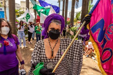 Büyük bir bayrak taşıyan bir kadın 