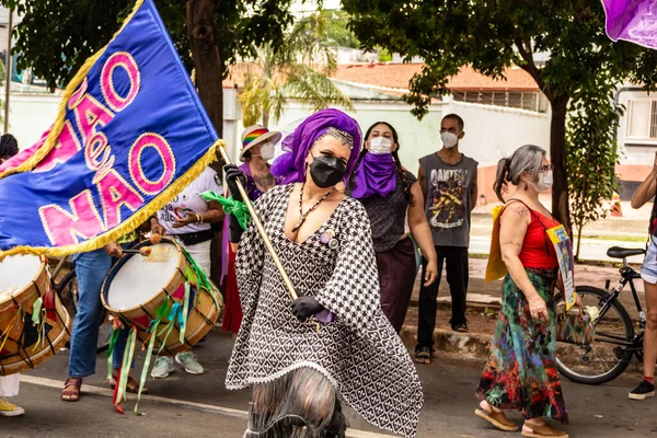 Mujer Actuando Con Una Gran Bandera Con Texto Foto Tomada — Foto de Stock